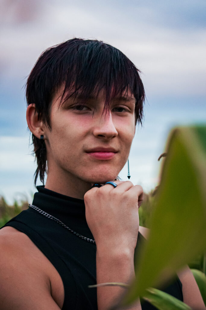 Kacper — plenerowa sesja portretowa w polu kukurydzy
