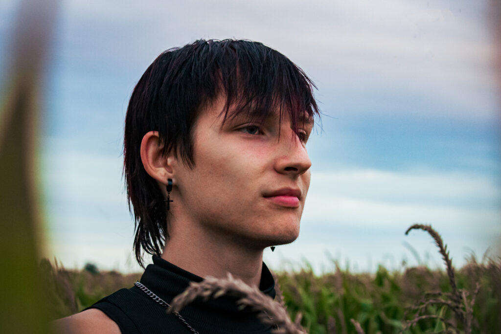 Kacper — plenerowa sesja portretowa w polu kukurydzy
