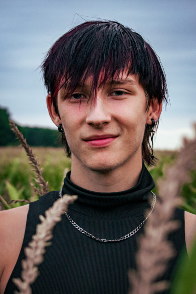 Kacper — plenerowa sesja portretowa w polu kukurydzy