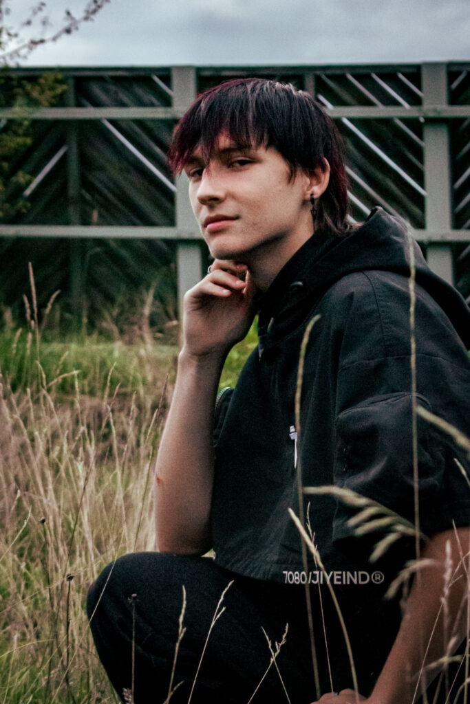 Kacper — plenerowa sesja portretowa w polu kukurydzy