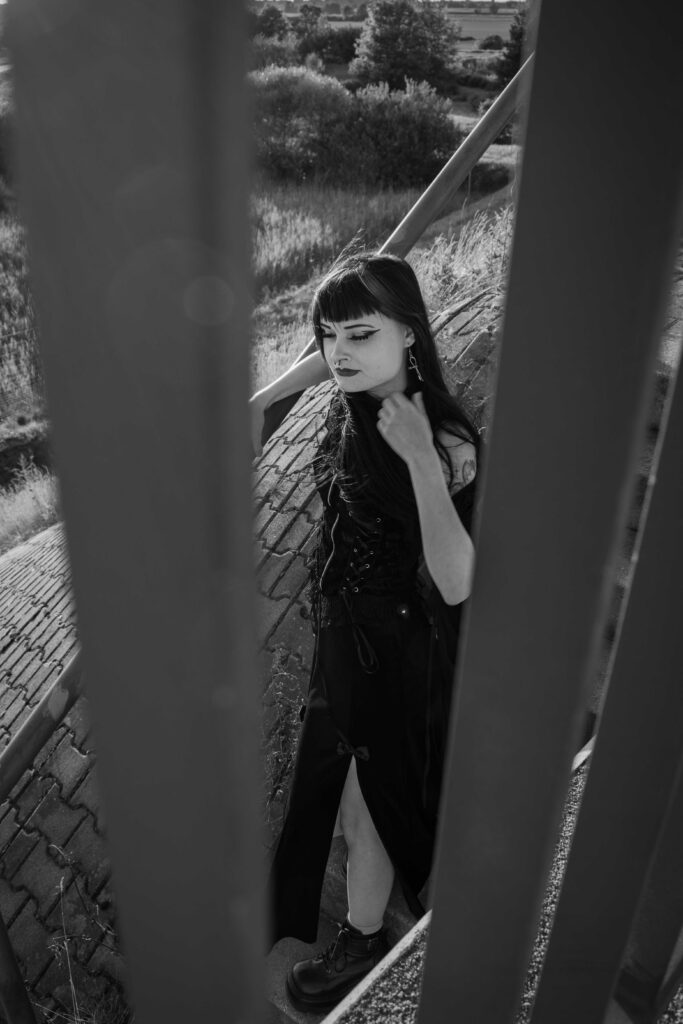 Karolina — czarno-biała sesja w stylu gotyckim