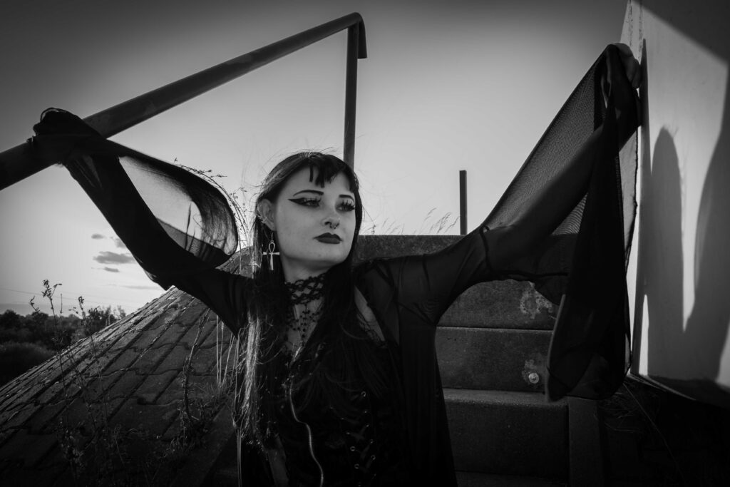 Karolina — czarno-biała sesja w stylu gotyckim