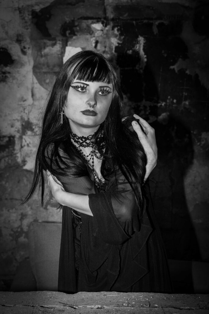 Karolina — czarno-biała sesja w stylu gotyckim