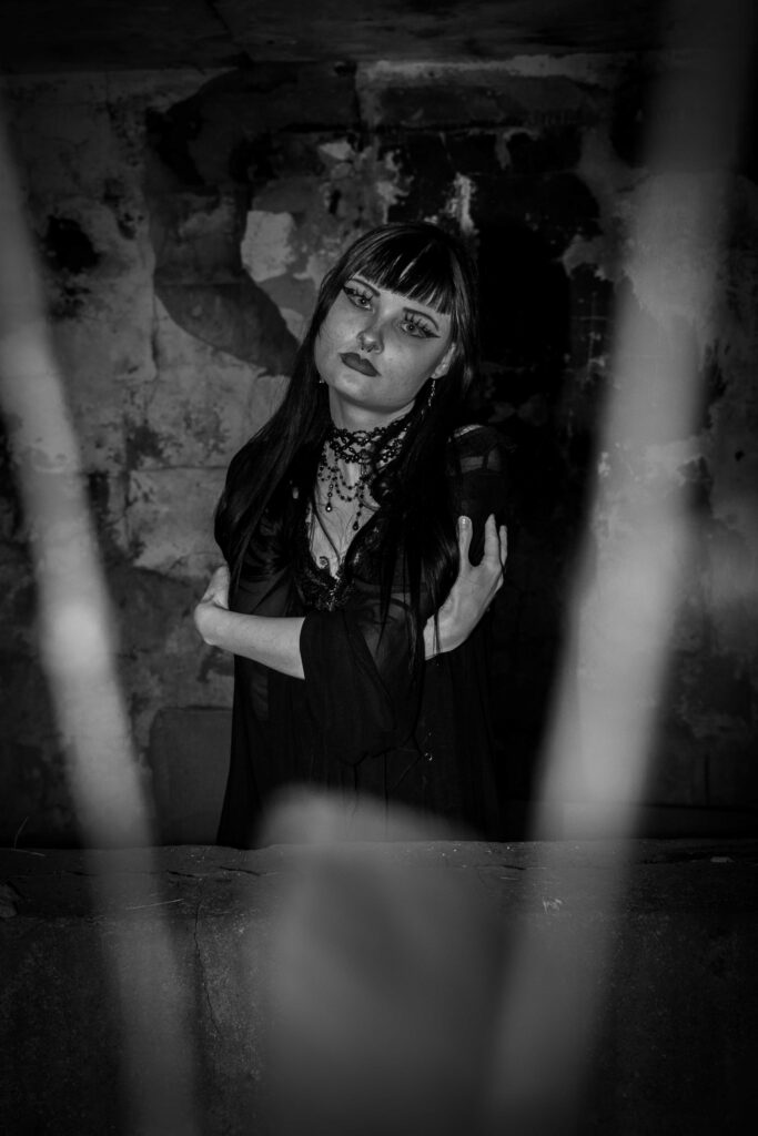 Karolina — czarno-biała sesja w stylu gotyckim