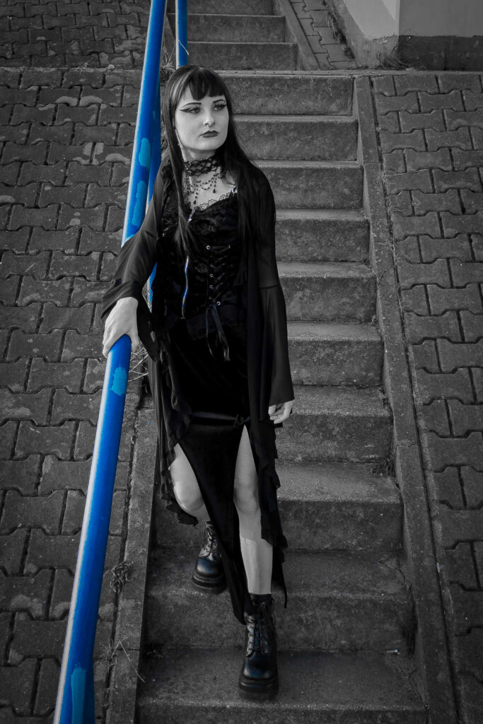 Karolina — czarno-biała sesja w stylu gotyckim