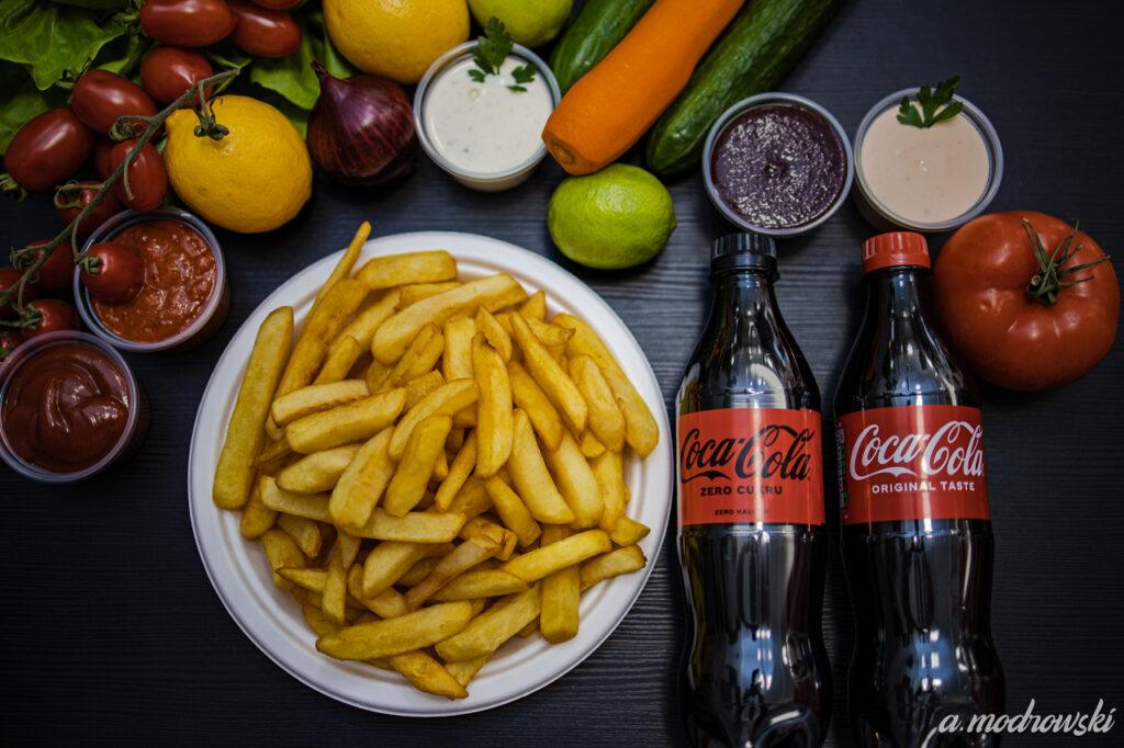 Zdjęcie produktowe: frytki i napoje na ciemnym blacie
