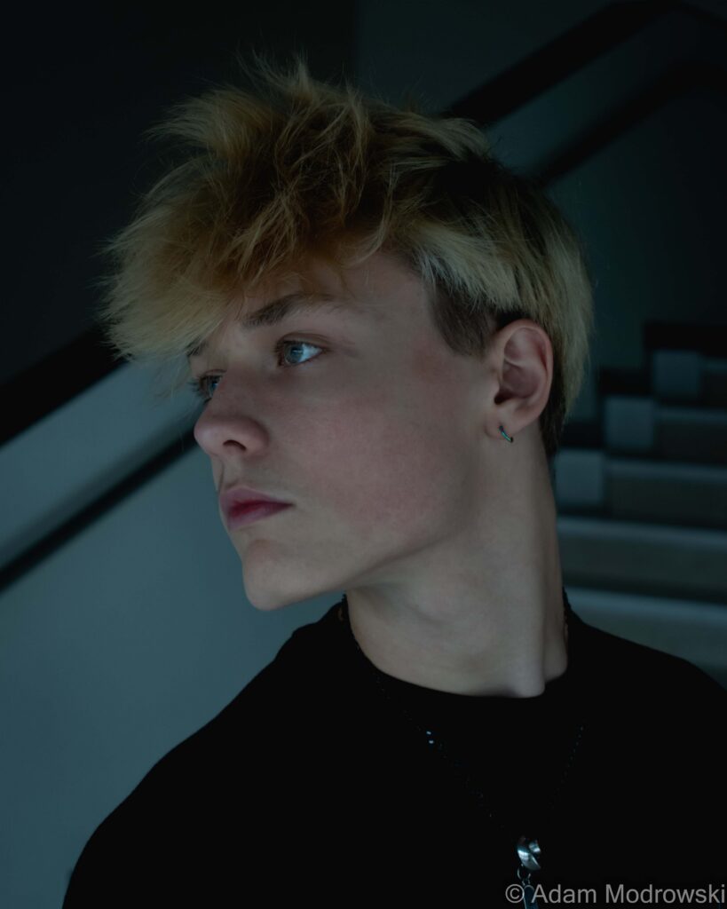 Szymon — sesja portretowa na schodach