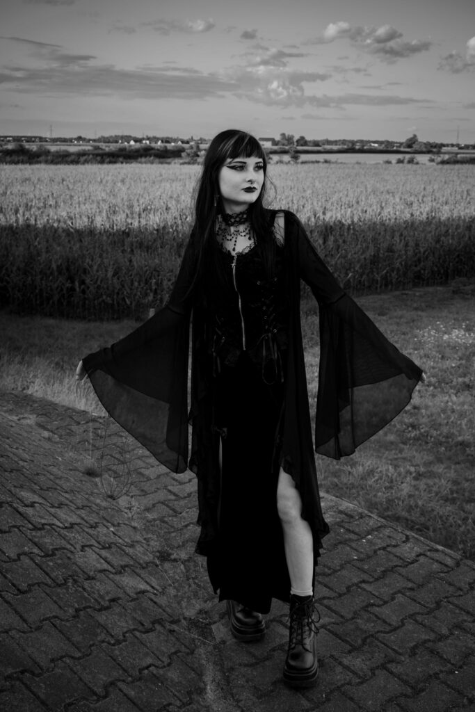 Karolina — czarno-biała sesja w stylu gotyckim