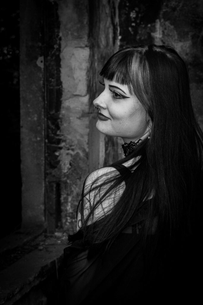Karolina — czarno-biała sesja w stylu gotyckim