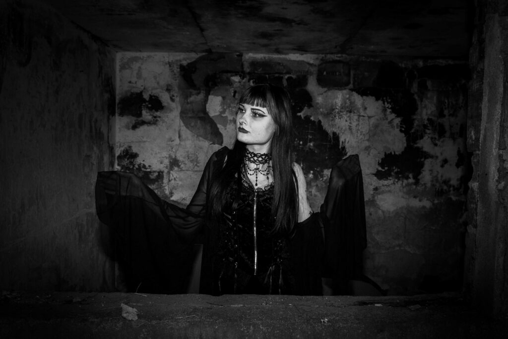 Karolina — czarno-biała sesja w stylu gotyckim