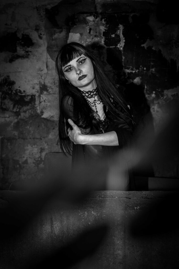 Karolina — czarno-biała sesja w stylu gotyckim