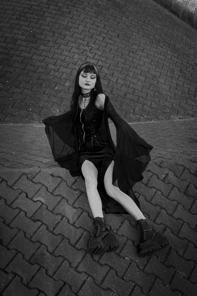 Karolina — czarno-biała sesja w stylu gotyckim
