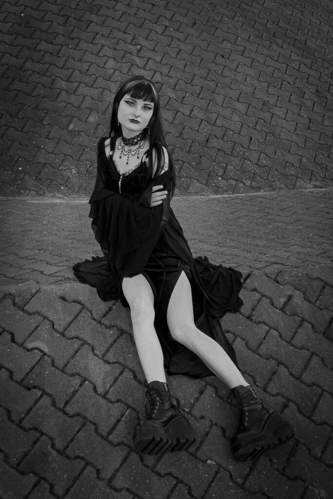 Karolina — czarno-biała sesja w stylu gotyckim